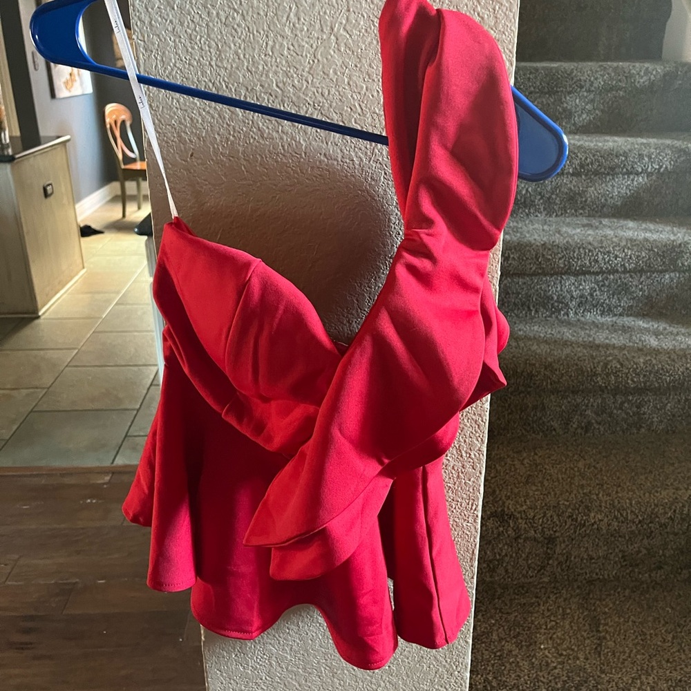 Super cute one shoulder top